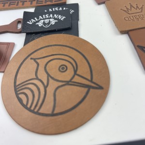 china custom silk screen printed debossed garment accessories brown leather patch for clothing