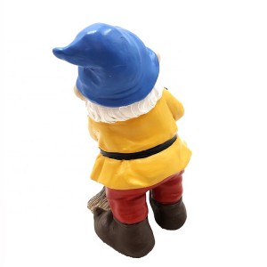 Polyresin custom made holding broom garden gnomes, resin statues gnome garden decorations