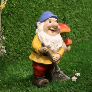 Polyresin custom made holding broom garden gnomes, resin statues gnome garden decorations